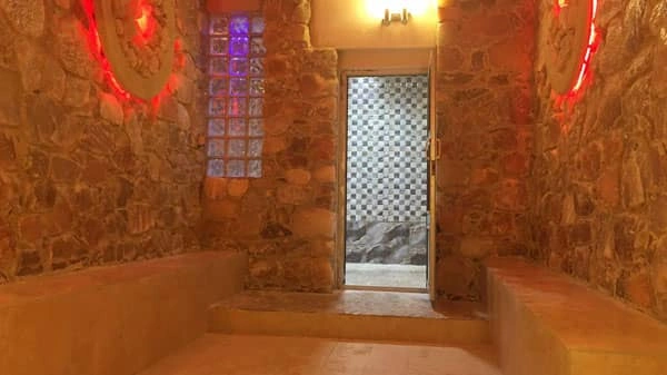 اتاق نمک، حمام ترکی و تونل باران